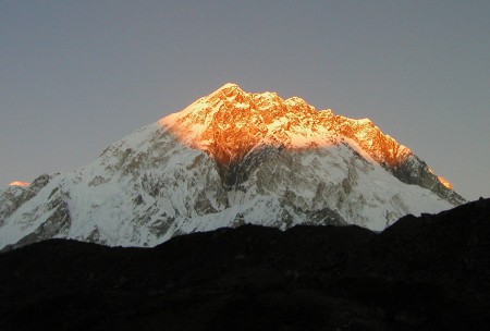 Everest pri západe slnka